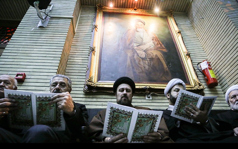 خاتمی سابق صدر ایران کے مامو کا انتقال/ یادگاران امام(رح) فاتحہ خوانی کررہے ہیں