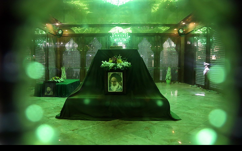 یادگار امام کے حضور میں یونیورسٹیوں سے وابستہ حضرات کی امام خمینی سے تجدید عہد