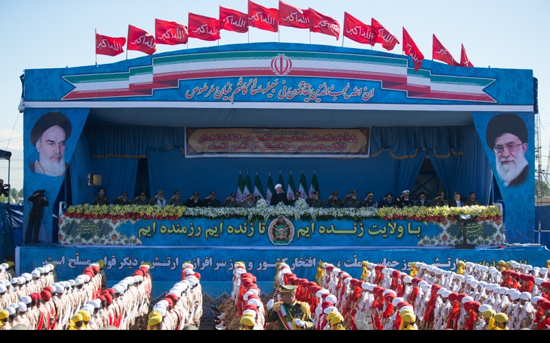 حرم امام خمینی[رح] کے قریب اسلامی جمہوریہ ایران کی فوج کے دن کی تقریب