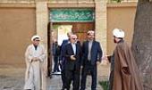 خمین میں ایران کے صنعت اور تجارت کے وزیر امام خمینی(ره) کے گھر کے دورے پر