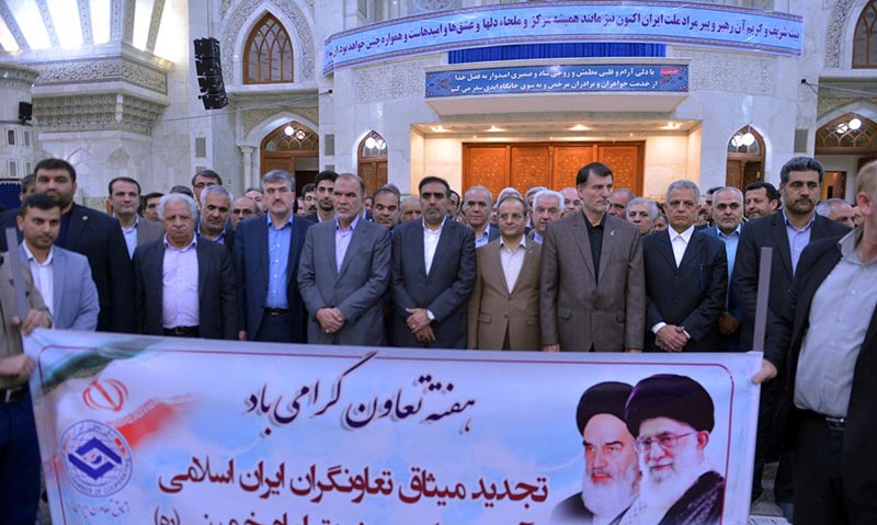 حرم امام خمینی (رح) میں وزارت لیبر کے کوآپریٹو معاملات کے ڈپٹی اور ان کے ساتھیوں کی حاضری اور تجدید عہد