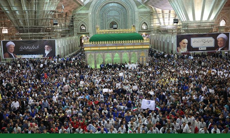 حرم امام خمینی(رح) میں عالمی یوم مزدور، ہزاروں مزدور سمیت حسن روحانی اور سید حسن خمینی کی موجودگی منعقد ہوا /۲۰۱۷ء
