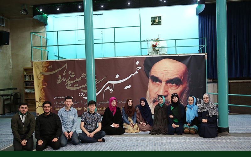 روسی طالب علموں کے ایک گروپ نے امام خمینی کےگھر اور حسینیہ جماران کا دورہ کیا /۲۰۱۷ء