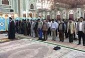 حرم امام خمینی(ره) میں مبعث رسول الله(ص) کی رات، سید علی خمینی کی موجودگی میں اقامہ نماز