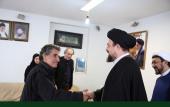 انقلاب اسلامی ایران کی تصویری رپورٹ "روزہائے انقلاب" کے مجموعہ کا فرانسیسی فوٹوگرافر مائیکل ستبون کی سید حسن خمینی سے ملاقات /۲۰۱۷ء