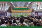امام خمینی(رح) کے مزار سے کاشانی بسیجیوں کے ہاتھوں، غبار روبی اور عطر افشانی کی تقریب/۲۰۱۷ء