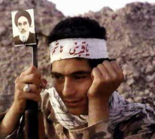 صدام کے قیدخانوں میں بند قیدی اسلام اور مسلمین کی عزت ہیں: امام خمینی(رح)
