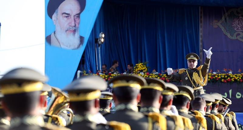 حرم امام خمینی (رح)  میں ہفتہ دفاع مقدس کے موقع پر ایرانی مسلح افواج کی شاندار پریڈ کی تصویری جھلکیاں ۔ 1