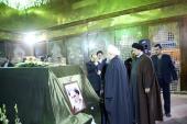 اسلامی انقلاب کی ۳۹ویں سالگرہ کے موقع پر، صدر اسلامی جمہوریہ ایران حسن روحانی سمیت اعضائے کابینہ کی حرم امام خمینی میں حاضری، فاتحہ خوانی اور یادگار امام سے ملاقات /۲۰۱۸ء