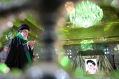 اسلامی انقلاب کی ۳۹ویں سالگرہ کے موقع پر، رہبر معظم انقلاب اسلامی آیت اللہ خامنہ ای کی حرم امام خمینی میں حاضری، فاتحہ خوانی اور خراج عقیدت /۲۰۱۸ء