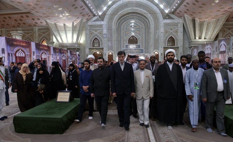 قرآن کریم کے بین الاقوامی مقابلے کے شرکاءکی امام خمینی(رح) کے حرم میں قرآن خوانی