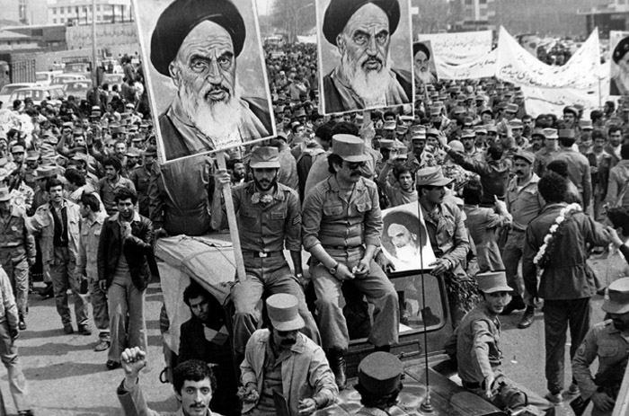 انقلاب سے ایک دن پہلےامام خمینی(رح) کے ساتھی کس بات سے پریشان تھے؟