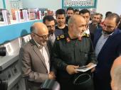 سپاہ پاسداران انقلاب اسلامی کے سربراہ حسین اسلامی نے تہران میں بتیسویں بین الاقوامی کتابی میلے میں موسسہ تنطیم و نشر و آثار امام خمینی کے بوت کا دورہ کیا