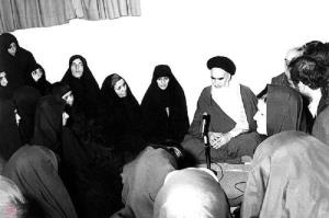 خواتین کا امام خمینی (رح) کے حضور اشعار پڑھنا
