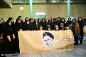  تصویری رپٌورٹ/ عوام کے مختلف طبقات سے وابستہ افراد کی حسینیہ جماران میں حاضری اور امام خمینی (رح) کی تمناؤں سے تجدید عہد 