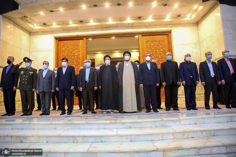 تصویری رپورٹ/ایرانی صدر سید ابراہیم رئیسی نے پہلی مرتبہ اپنی کابینہ کے ہمراہ امام خمینی کے مزار پر حاضری دی