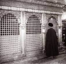 امام خمینی(رح) کا حرم امام حسین ع میں بیٹھ کر زیارت عاشورا پڑھنے کا طریقہ