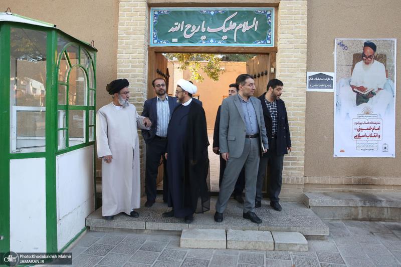 خمین؛ موسسہ تنظیم و نشر آثار امام خمینی (رح) کے سربراہ کا امام خمینی (رح) کے تاریخی گھر کا دورہ