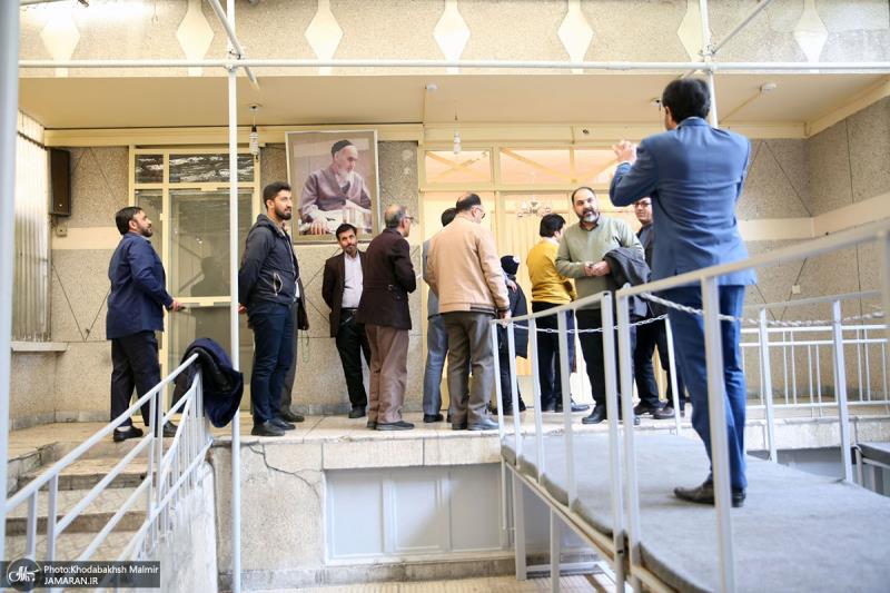 وزارت تعلیم کے بعض حکام اور اساتید نے جماران میں امام خمینی کے گھر کا دورہ کیا