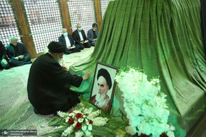 ایرانی صدر نے اپنی کابینہ کے ہمراہ امام خمینی کے حرم میں پہنچ کر تجدید عہد کیا