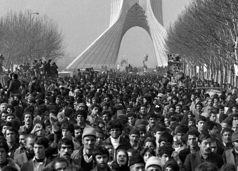امام خمینی(رح) کے انقلاب کو مشرق وسطی کے اس فتنہ انگیز ماحول میں کس چیز نے پائدار و ثابت قدم رکھا ہے