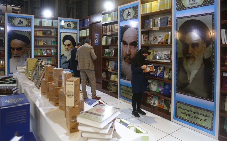 34ویں تہران کتاب نمائش گاه میں 25/ زبانوں میں امام خمینی (رح) کی آثار کی پیشکش