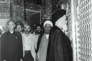 امام خمینی (رہ) حرم میں زیارت کرتے ہوئے کس بات کا خیال رکھتے تھے