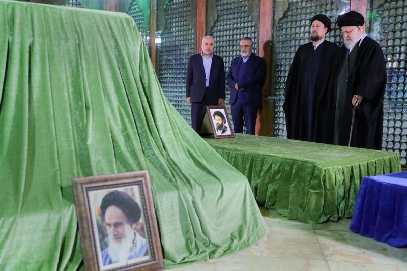 عشرہ فجر کی آمد، رہبر انقلاب اسلامی نے امام خمینی (رح) کے حرم اور شہدا کے قبرستان میں جاکر فاتحہ خوانی کی