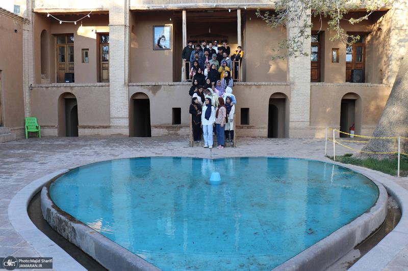 خمین؛ اراک یونیورسٹی آف میڈیکل سائنسز کے کچھ غیر ملکی طلباء کا بیت امام خمینی (رح) اور جائے پیدائش کا دوره /2024ء 