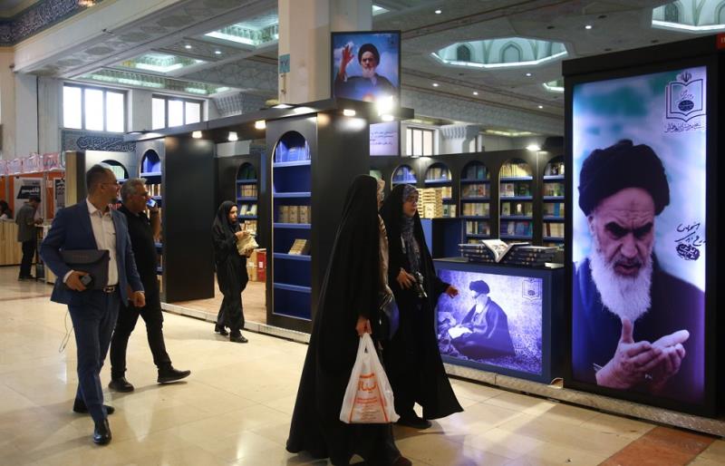 تہران میں بین الاقوامی کتابوں کی نمائش میں امام خمینی (رح) کی تخلیقات کی نمائش