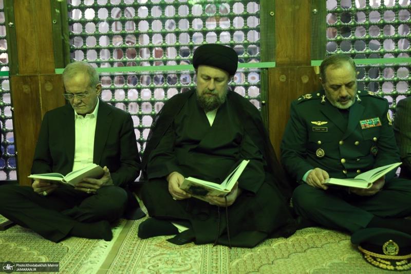 پزشکیان اور ان کی کابینہ نے امام خمینی رہ کی قبر پر فاتحہ خوانی اور تجدید عہد کیا