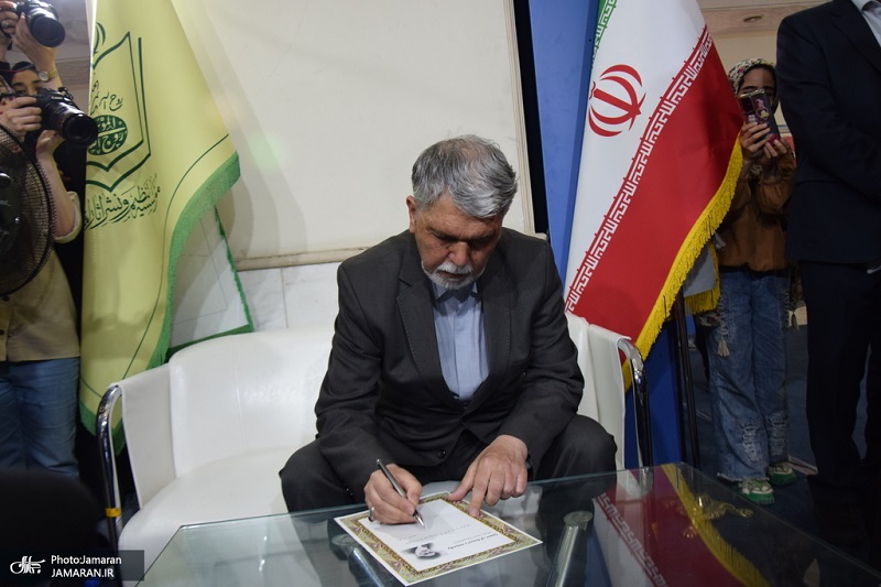 تہران عالمی کتاب میلے میں  ثقافتی وزیر نے تنظیم و نشر و آثار امام خمینی رہ کےبک اسٹال کا دورہ کیا  