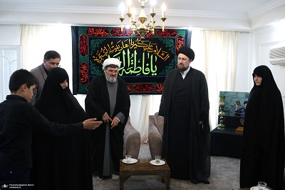 Le petit-fils de l`Imam Khomeini, Seyyed Hassan Khomeini, rend visite à la résidence du défunt président Ebrahim Raeisi pour présenter ses condoléances