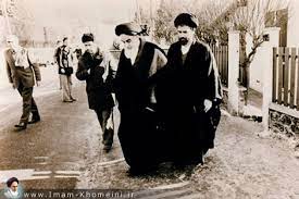 L`Imam Khomeini a distribué des bonbons et des cadeaux à ses voisins de Neauphle-le-Château.