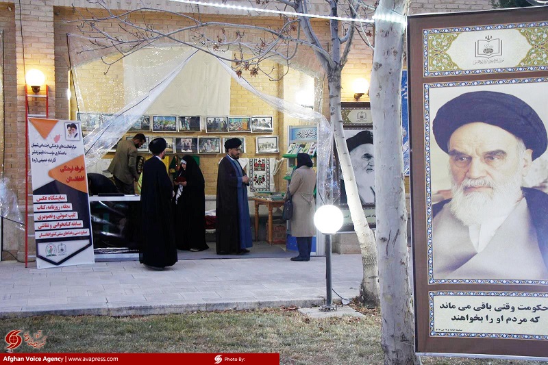 Images / Stand culturel afghan lors de la deuxième semaine culturelle « Sur le seuil du soleil » dans la ville de Khomein