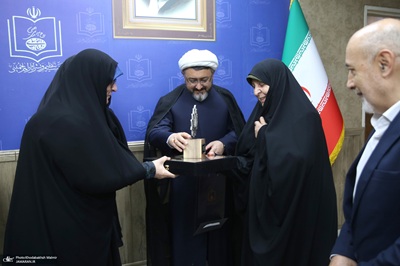 Première session sur « La femme dans la pensée religieuse et philosophique de l`Imam Khomeiny (paix à son âme) »