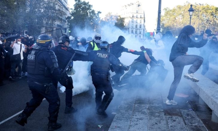 Témoignages bouleversants d’adolescents arrêtés lors des manifestations en France : violences et accusations de racisme policier