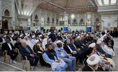 Projection spéciale du clip "L`Imam et le Guide : deux lumières, une même voie" avant le discours lors de la 40e Conférence de l`unité islamique