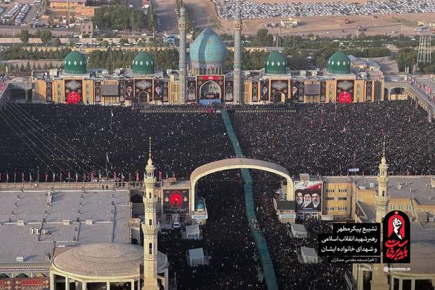 Prière funéraire sur le corps sacré du dirigeant martyr de la Révolution, célébrée à Qom par le Grand Ayatollah Javadi Amoli